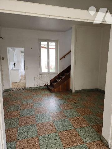 Maison de ville à rafraichir :
-RdC : salon, salle à manger, cuisine, salle d'eau avec wc
-Et...