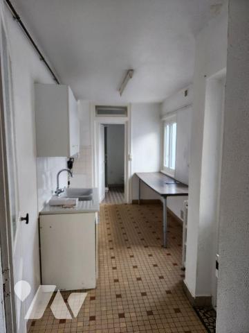 Maison de ville à rafraichir :
-RdC : salon, salle à manger, cuisine, salle d'eau avec wc
-Et...