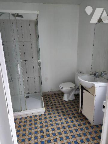 Maison de ville à rafraichir :
-RdC : salon, salle à manger, cuisine, salle d'eau avec wc
-Et...