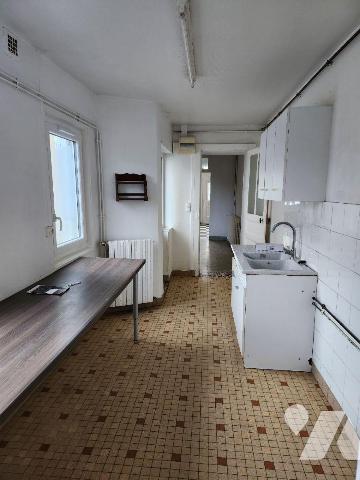 Maison de ville à rafraichir :
-RdC : salon, salle à manger, cuisine, salle d'eau avec wc
-Et...