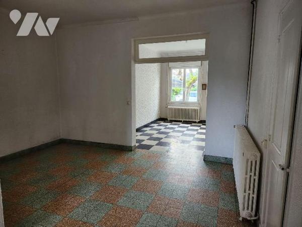 Maison de ville à rafraichir :
-RdC : salon, salle à manger, cuisine, salle d'eau avec wc
-Et...