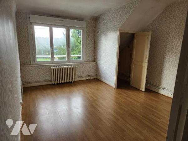 Maison de ville à rafraichir :
-RdC : salon, salle à manger, cuisine, salle d'eau avec wc
-Et...