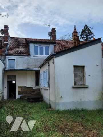 Maison de ville à rafraichir :
-RdC : salon, salle à manger, cuisine, salle d'eau avec wc
-Et...