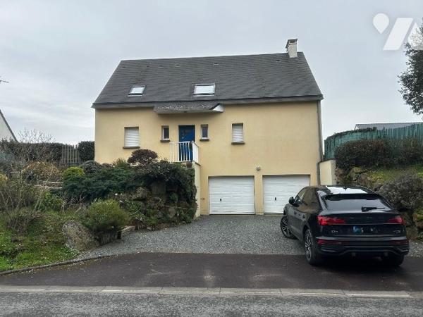 Une maison contemporaine, séjour/salon, cuisine aménagée, quatre chambres, véranda, sous-sol.