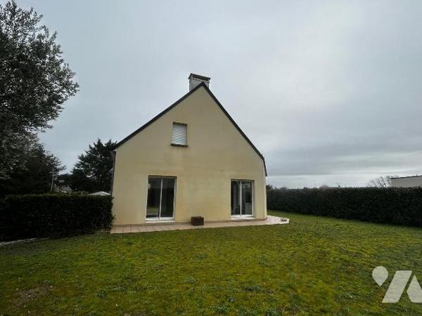 Une maison contemporaine, séjour/salon, cuisine aménagée, quatre chambres, véranda, sous-sol.