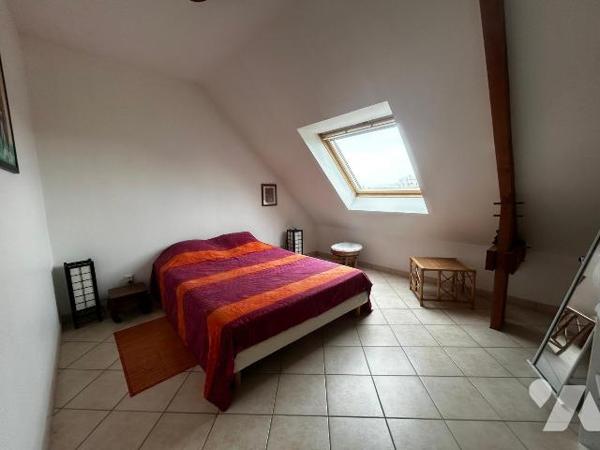 Une maison contemporaine, séjour/salon, cuisine aménagée, quatre chambres, véranda, sous-sol.