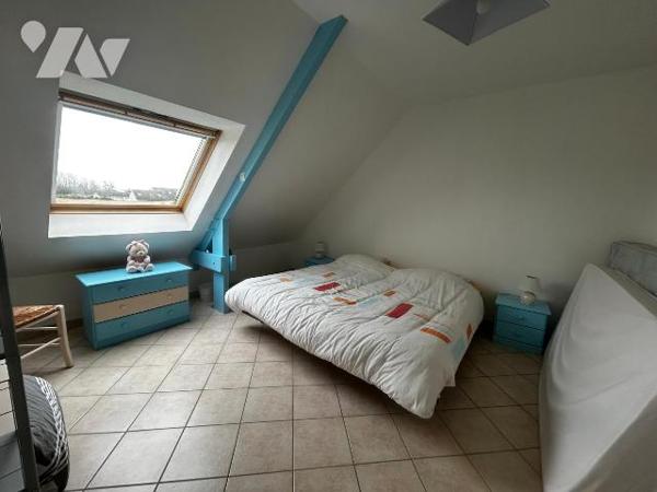 Une maison contemporaine, séjour/salon, cuisine aménagée, quatre chambres, véranda, sous-sol.