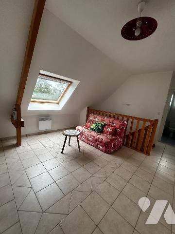 Une maison contemporaine, séjour/salon, cuisine aménagée, quatre chambres, véranda, sous-sol.