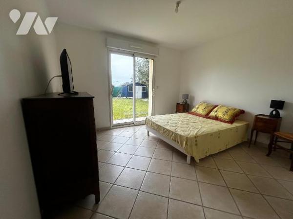 Une maison contemporaine, séjour/salon, cuisine aménagée, quatre chambres, véranda, sous-sol.