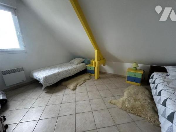 Une maison contemporaine, séjour/salon, cuisine aménagée, quatre chambres, véranda, sous-sol.