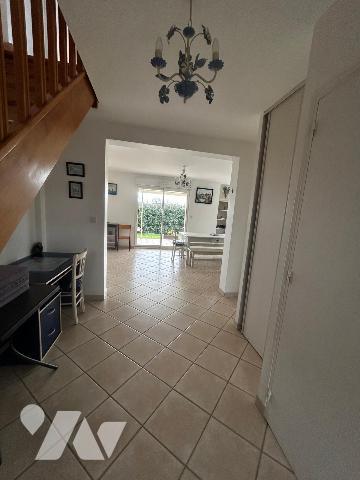 Une maison contemporaine, séjour/salon, cuisine aménagée, quatre chambres, véranda, sous-sol.