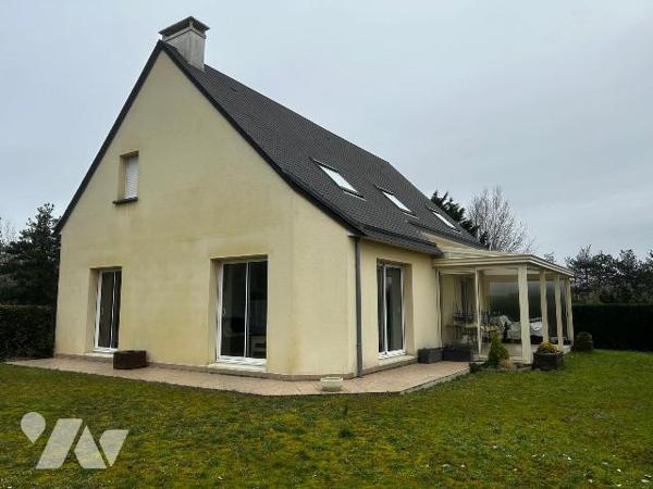 Une maison contemporaine, séjour/salon, cuisine aménagée, quatre chambres, véranda, sous-sol.