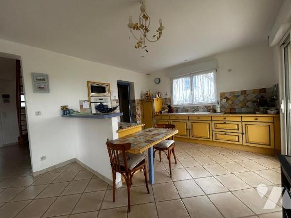 Une maison contemporaine, séjour/salon, cuisine aménagée, quatre chambres, véranda, sous-sol.