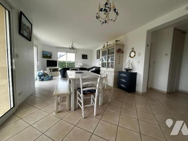 Une maison contemporaine, séjour/salon, cuisine aménagée, quatre chambres, véranda, sous-sol.