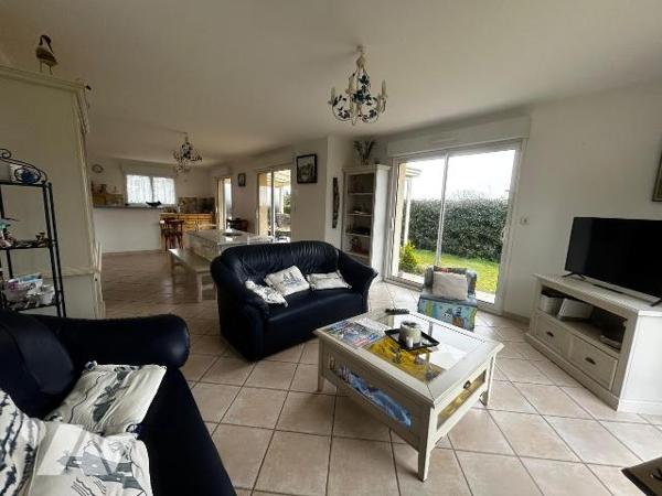 Une maison contemporaine, séjour/salon, cuisine aménagée, quatre chambres, véranda, sous-sol.