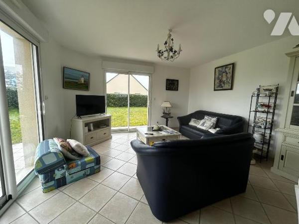 Une maison contemporaine, séjour/salon, cuisine aménagée, quatre chambres, véranda, sous-sol.