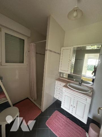 Une maison contemporaine, séjour/salon, cuisine aménagée, quatre chambres, véranda, sous-sol.