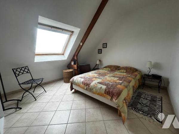 Une maison contemporaine, séjour/salon, cuisine aménagée, quatre chambres, véranda, sous-sol.