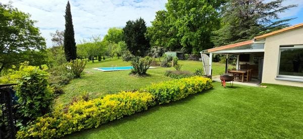 Maison avec sous sol parc et piscine