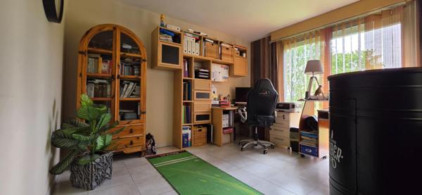 Maison avec sous sol parc et piscine