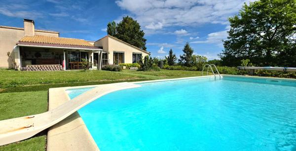 Maison avec sous sol parc et piscine