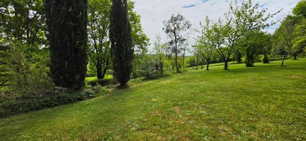 Maison avec sous sol parc et piscine