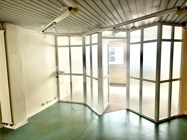 À vendre au cœur de Pau, à deux pas du très recherché Quartier Bosquet et du centre-ville, ce bien rare de 165 m² offre un potentiel exceptionnel pour un projet immobilier ambitieux.
Situé au premier étage d’un immeuble bien implanté dans un secteur en plein redéveloppement, cet ancien local de bureaux se distingue par ses beaux volumes et sa configuration actuelle composée de plusieurs pièces, permettant une grande liberté d’aménagement.
Le bien dispose également de trois places de parking privatives, un véritable atout en centre-ville, ainsi que de deux caves qui complètent l’ensemble. Son emplacement stratégique, à proximité immédiate des commerces, des transports et de toutes les commodités, renforce encore son attractivité.
Ce bien représente une opportunité idéale pour les investisseurs ou marchands de biens souhaitant valoriser un emplacement premium. La surface permet d’envisager la création de trois appartements distincts, offrant ainsi un fort potentiel de rentabilité, que ce soit en location longue durée, en colocation ou en revente à la découpe.
Dans un quartier dynamique et en pleine évolution, cette adresse constitue un placement patrimonial sûr et porteur d’avenir. Une opportunité rare sur le marché palois à découvrir sans tarder.