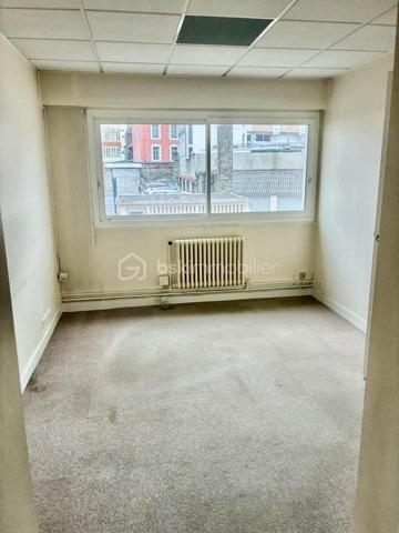 À vendre au cœur de Pau, à deux pas du très recherché Quartier Bosquet et du centre-ville, ce bien rare de 165 m² offre un potentiel exceptionnel pour un projet immobilier ambitieux.
Situé au premier étage d’un immeuble bien implanté dans un secteur en plein redéveloppement, cet ancien local de bureaux se distingue par ses beaux volumes et sa configuration actuelle composée de plusieurs pièces, permettant une grande liberté d’aménagement.
Le bien dispose également de trois places de parking privatives, un véritable atout en centre-ville, ainsi que de deux caves qui complètent l’ensemble. Son emplacement stratégique, à proximité immédiate des commerces, des transports et de toutes les commodités, renforce encore son attractivité.
Ce bien représente une opportunité idéale pour les investisseurs ou marchands de biens souhaitant valoriser un emplacement premium. La surface permet d’envisager la création de trois appartements distincts, offrant ainsi un fort potentiel de rentabilité, que ce soit en location longue durée, en colocation ou en revente à la découpe.
Dans un quartier dynamique et en pleine évolution, cette adresse constitue un placement patrimonial sûr et porteur d’avenir. Une opportunité rare sur le marché palois à découvrir sans tarder.