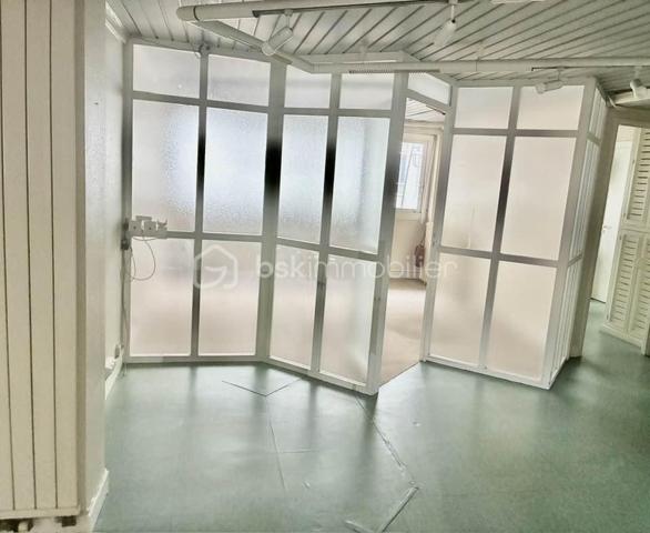 À vendre au cœur de Pau, à deux pas du très recherché Quartier Bosquet et du centre-ville, ce bien rare de 165 m² offre un potentiel exceptionnel pour un projet immobilier ambitieux.
Situé au premier étage d’un immeuble bien implanté dans un secteur en plein redéveloppement, cet ancien local de bureaux se distingue par ses beaux volumes et sa configuration actuelle composée de plusieurs pièces, permettant une grande liberté d’aménagement.
Le bien dispose également de trois places de parking privatives, un véritable atout en centre-ville, ainsi que de deux caves qui complètent l’ensemble. Son emplacement stratégique, à proximité immédiate des commerces, des transports et de toutes les commodités, renforce encore son attractivité.
Ce bien représente une opportunité idéale pour les investisseurs ou marchands de biens souhaitant valoriser un emplacement premium. La surface permet d’envisager la création de trois appartements distincts, offrant ainsi un fort potentiel de rentabilité, que ce soit en location longue durée, en colocation ou en revente à la découpe.
Dans un quartier dynamique et en pleine évolution, cette adresse constitue un placement patrimonial sûr et porteur d’avenir. Une opportunité rare sur le marché palois à découvrir sans tarder.