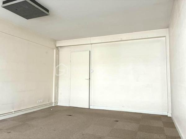 À vendre au cœur de Pau, à deux pas du très recherché Quartier Bosquet et du centre-ville, ce bien rare de 165 m² offre un potentiel exceptionnel pour un projet immobilier ambitieux.
Situé au premier étage d’un immeuble bien implanté dans un secteur en plein redéveloppement, cet ancien local de bureaux se distingue par ses beaux volumes et sa configuration actuelle composée de plusieurs pièces, permettant une grande liberté d’aménagement.
Le bien dispose également de trois places de parking privatives, un véritable atout en centre-ville, ainsi que de deux caves qui complètent l’ensemble. Son emplacement stratégique, à proximité immédiate des commerces, des transports et de toutes les commodités, renforce encore son attractivité.
Ce bien représente une opportunité idéale pour les investisseurs ou marchands de biens souhaitant valoriser un emplacement premium. La surface permet d’envisager la création de trois appartements distincts, offrant ainsi un fort potentiel de rentabilité, que ce soit en location longue durée, en colocation ou en revente à la découpe.
Dans un quartier dynamique et en pleine évolution, cette adresse constitue un placement patrimonial sûr et porteur d’avenir. Une opportunité rare sur le marché palois à découvrir sans tarder.