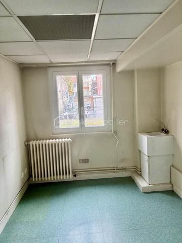 À vendre au cœur de Pau, à deux pas du très recherché Quartier Bosquet et du centre-ville, ce bien rare de 165 m² offre un potentiel exceptionnel pour un projet immobilier ambitieux.
Situé au premier étage d’un immeuble bien implanté dans un secteur en plein redéveloppement, cet ancien local de bureaux se distingue par ses beaux volumes et sa configuration actuelle composée de plusieurs pièces, permettant une grande liberté d’aménagement.
Le bien dispose également de trois places de parking privatives, un véritable atout en centre-ville, ainsi que de deux caves qui complètent l’ensemble. Son emplacement stratégique, à proximité immédiate des commerces, des transports et de toutes les commodités, renforce encore son attractivité.
Ce bien représente une opportunité idéale pour les investisseurs ou marchands de biens souhaitant valoriser un emplacement premium. La surface permet d’envisager la création de trois appartements distincts, offrant ainsi un fort potentiel de rentabilité, que ce soit en location longue durée, en colocation ou en revente à la découpe.
Dans un quartier dynamique et en pleine évolution, cette adresse constitue un placement patrimonial sûr et porteur d’avenir. Une opportunité rare sur le marché palois à découvrir sans tarder.