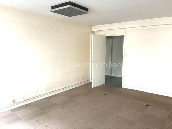 À vendre au cœur de Pau, à deux pas du très recherché Quartier Bosquet et du centre-ville, ce bien rare de 165 m² offre un potentiel exceptionnel pour un projet immobilier ambitieux.
Situé au premier étage d’un immeuble bien implanté dans un secteur en plein redéveloppement, cet ancien local de bureaux se distingue par ses beaux volumes et sa configuration actuelle composée de plusieurs pièces, permettant une grande liberté d’aménagement.
Le bien dispose également de trois places de parking privatives, un véritable atout en centre-ville, ainsi que de deux caves qui complètent l’ensemble. Son emplacement stratégique, à proximité immédiate des commerces, des transports et de toutes les commodités, renforce encore son attractivité.
Ce bien représente une opportunité idéale pour les investisseurs ou marchands de biens souhaitant valoriser un emplacement premium. La surface permet d’envisager la création de trois appartements distincts, offrant ainsi un fort potentiel de rentabilité, que ce soit en location longue durée, en colocation ou en revente à la découpe.
Dans un quartier dynamique et en pleine évolution, cette adresse constitue un placement patrimonial sûr et porteur d’avenir. Une opportunité rare sur le marché palois à découvrir sans tarder.