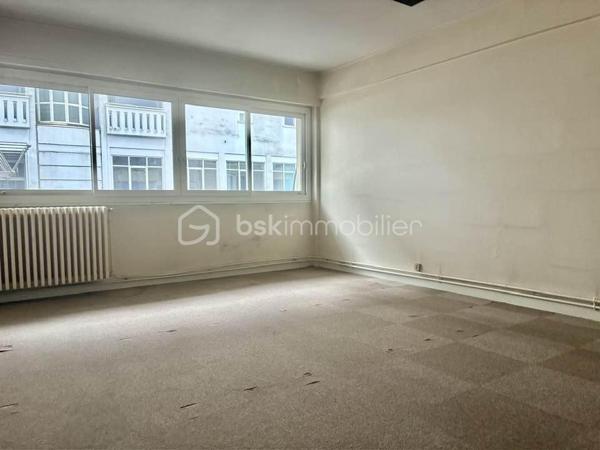 À vendre au cœur de Pau, à deux pas du très recherché Quartier Bosquet et du centre-ville, ce bien rare de 165 m² offre un potentiel exceptionnel pour un projet immobilier ambitieux.
Situé au premier étage d’un immeuble bien implanté dans un secteur en plein redéveloppement, cet ancien local de bureaux se distingue par ses beaux volumes et sa configuration actuelle composée de plusieurs pièces, permettant une grande liberté d’aménagement.
Le bien dispose également de trois places de parking privatives, un véritable atout en centre-ville, ainsi que de deux caves qui complètent l’ensemble. Son emplacement stratégique, à proximité immédiate des commerces, des transports et de toutes les commodités, renforce encore son attractivité.
Ce bien représente une opportunité idéale pour les investisseurs ou marchands de biens souhaitant valoriser un emplacement premium. La surface permet d’envisager la création de trois appartements distincts, offrant ainsi un fort potentiel de rentabilité, que ce soit en location longue durée, en colocation ou en revente à la découpe.
Dans un quartier dynamique et en pleine évolution, cette adresse constitue un placement patrimonial sûr et porteur d’avenir. Une opportunité rare sur le marché palois à découvrir sans tarder.