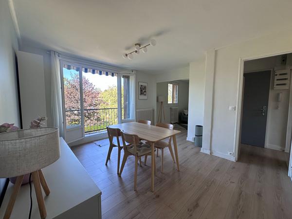 Appartement 4 pièces dernier étage à Verrières-le-Buisson,  DPE D- Proche RER MASSY-VERRIÈRES