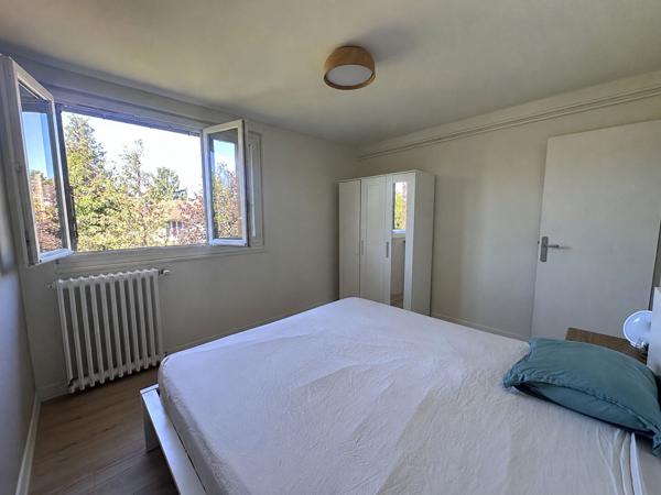Appartement 4 pièces dernier étage à Verrières-le-Buisson,  DPE D- Proche RER MASSY-VERRIÈRES