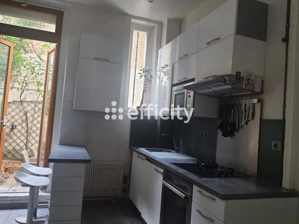 Appartement
         3 pièces
        - 42 m² 450 000 € *