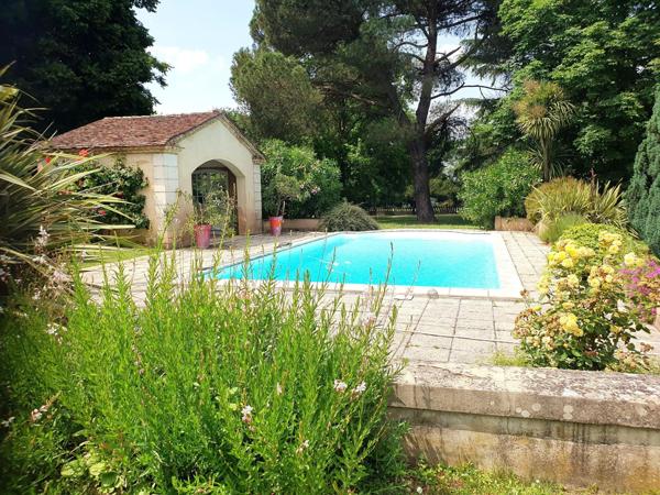 Maison de maître, piscine et dépendances...