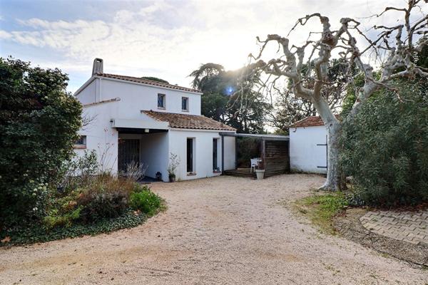 VILLA 152 M2 PISCINE STUDIO INDEPENDANT ATELIER MARSEILLE 13012