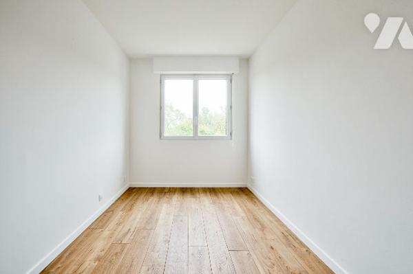 Dernier étage avec balcon et vue dégagée