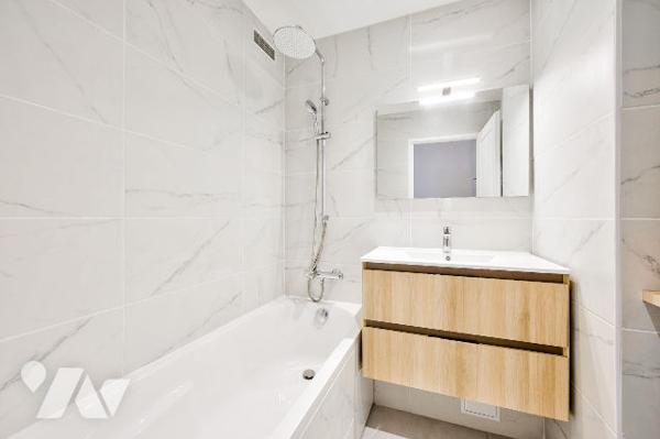 Dernier étage avec balcon et vue dégagée