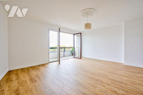 Dernier étage avec balcon et vue dégagée