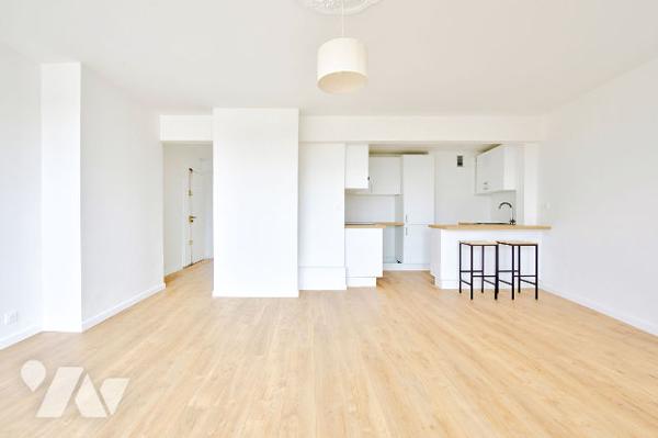 Dernier étage avec balcon et vue dégagée