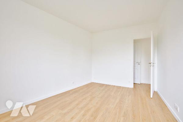 Dernier étage avec balcon et vue dégagée