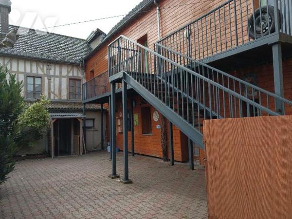 A VENDRE sur la commune de BAR SUR SEINE (Aube), un ensemble immobilier, actuellement à usage d...