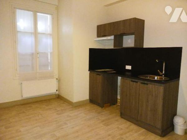 A VENDRE sur la commune de BAR SUR SEINE (Aube), un ensemble immobilier, actuellement à usage d...