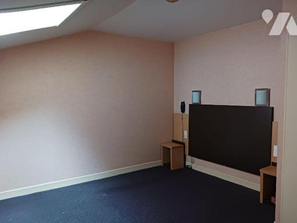 A VENDRE sur la commune de BAR SUR SEINE (Aube), un ensemble immobilier, actuellement à usage d...