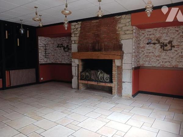 A VENDRE sur la commune de BAR SUR SEINE (Aube), un ensemble immobilier, actuellement à usage d...