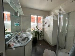 ROUILLON Spacieuse maison familiale 5 chambres avec piscine chauffee et sous-sol complet