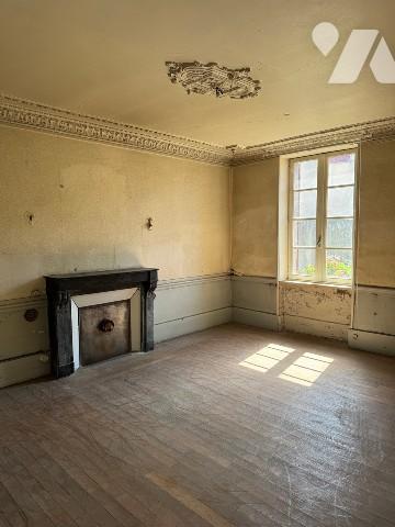 Maison en centre ville avec un logement indépendant à rénover.