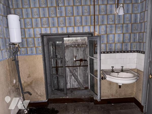 Maison en centre ville avec un logement indépendant à rénover.